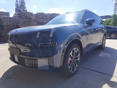 Lynk & Co 900