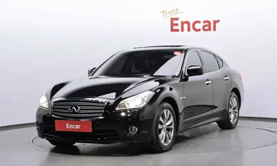 Infiniti M