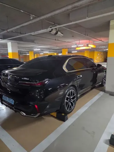 BMW i7