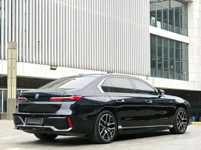 BMW i7