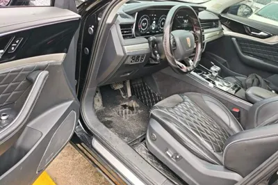 Hongqi HS5