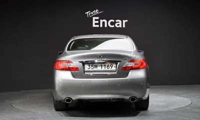 Infiniti M