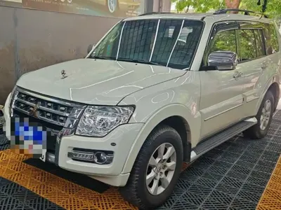 Mitsubishi Pajero (Import)