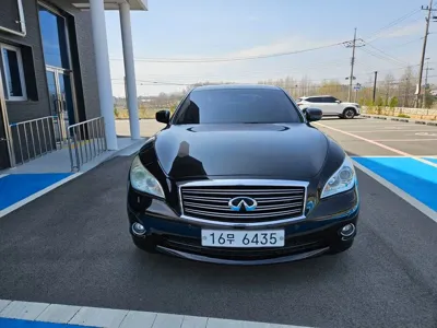 Infiniti M