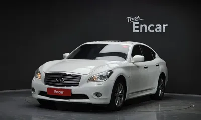 Infiniti M