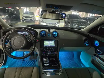 Jaguar XJ