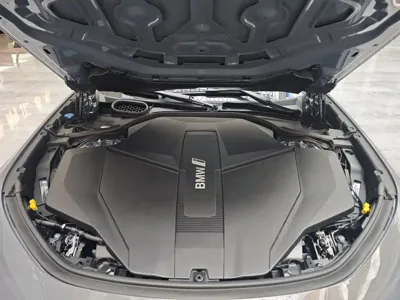 BMW i7
