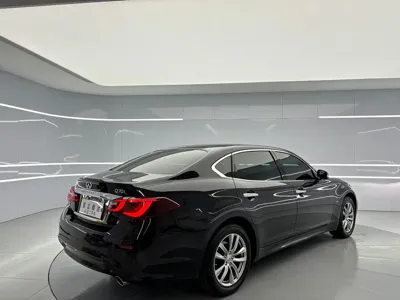 Infiniti Q70
