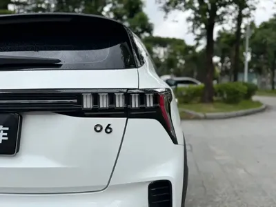 Lynk & Co 06