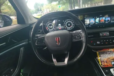 Hongqi HS5