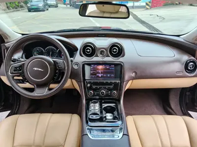 Jaguar XJ
