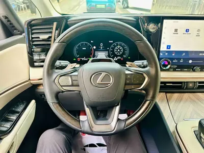 Lexus LM