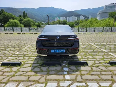 BMW i7