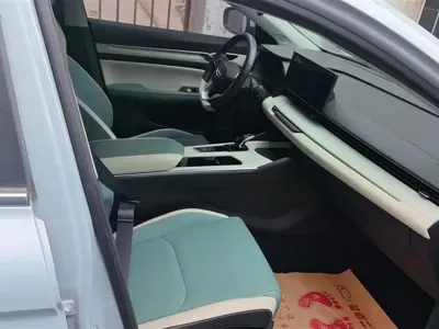 Geely L HiP