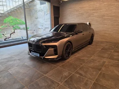 BMW i7