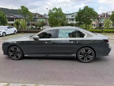 BMW i7