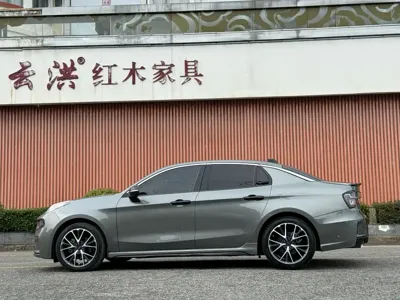 Lynk & Co 03