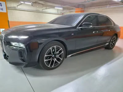BMW i7