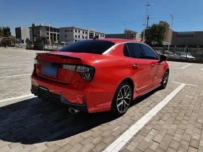 Lynk & Co 03