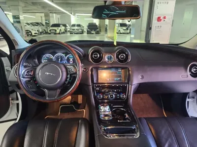 Jaguar XJ