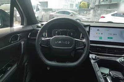 Lynk & Co 06
