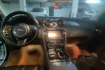 Jaguar XJ