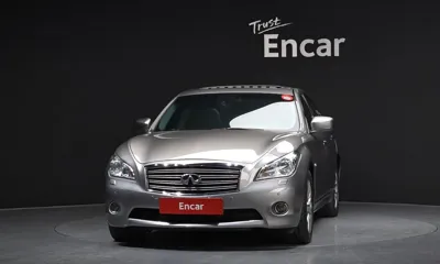 Infiniti M