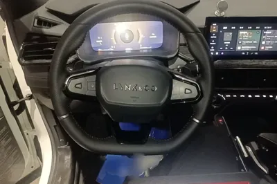 Lynk & Co 06