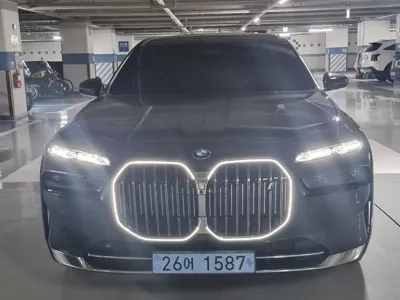 BMW i7
