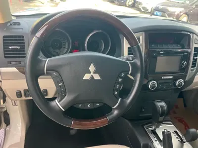 Mitsubishi Pajero (Import)