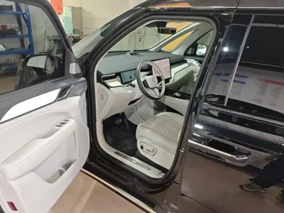 Volvo EM90