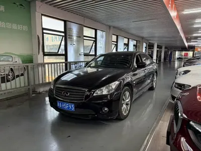 Infiniti Q70