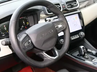Lynk & Co 02