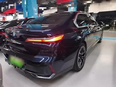 BMW i7