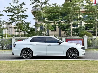 Lynk & Co 03