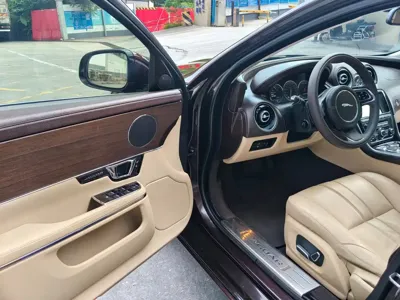 Jaguar XJ