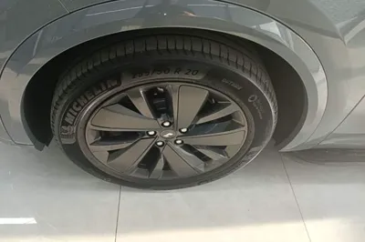 Li Auto L8