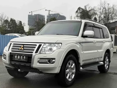 Mitsubishi Pajero (Import)