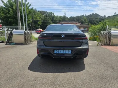 BMW i7