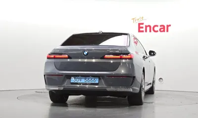 BMW i7