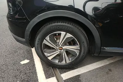 Hongqi HS5