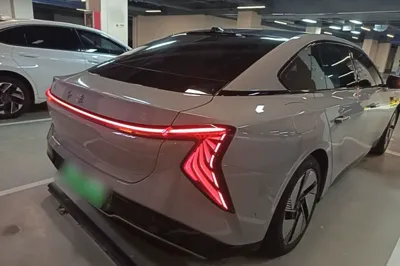 Hongqi EH7