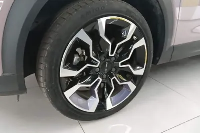 Lynk & Co 06