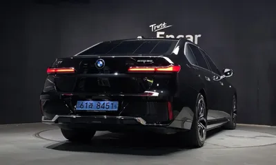 BMW i7