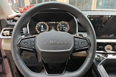 Lynk & Co 06