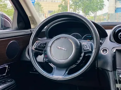 Jaguar XJ
