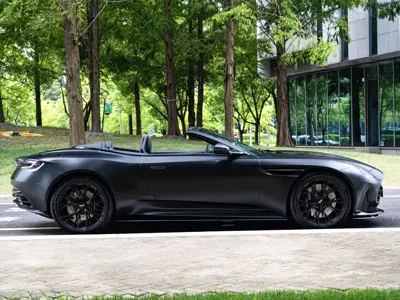Aston Martin DB12
