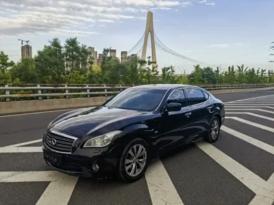 Infiniti Q70