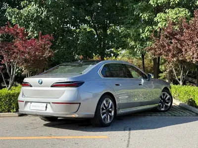BMW i7