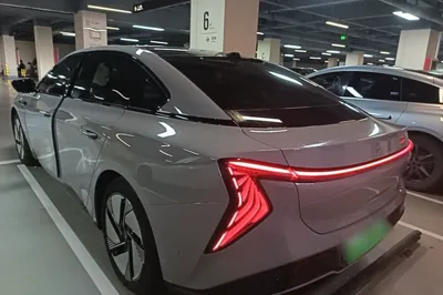 Hongqi EH7